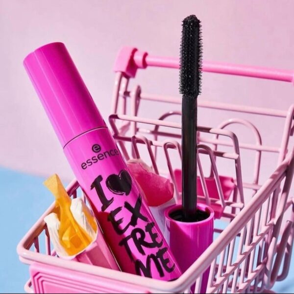 Essence I Love Extreme Crazy Volume Mascara - Black - Image 4